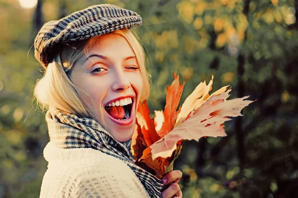 Joyeux clin d'oeil automne fille - portrait rapproché. Portrait d'automne en plein air de belle fille heureuse marchant dans le parc ou la forêt. Femme d'automne avec humeur automnale. — Photo