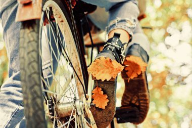 Sonbahar ağacı yaprakları ve sirke bisikleti. Sonbahar konsepti. Parkta bisiklete binmek. Aktif insanlar. Açık havada. Güzel sonbahar havasının tadını çıkarıyorum..
