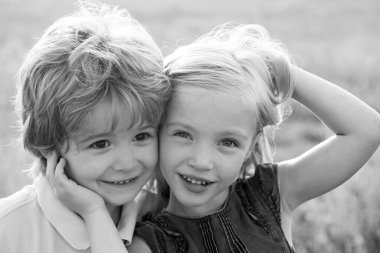 Güzel küçük bir çift - kız ve erkek kucaklaşıyorlar. Çocuk bakımı. Güzel küçük bir çift - kız ve erkek kucaklaşıyorlar. Macera ve tatiller Çocuk konsepti.