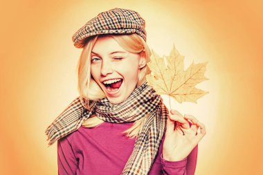 Sonbahar yılın güzel ve renkli bir zamanıdır. Sonbahar kutlaması. Merhaba Sonbahar ve Sonbahar Rüyaları. Reklam konsepti. Şehvetli kız. Promosyon ürünleri. Gülümseyen mutlu kadın. Reklam ajansı.