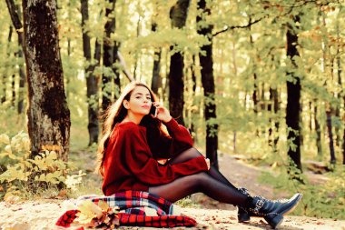 Erişkin ve doğal ışık. Romantik Sonbahar Kadın Modeli. Doğal Arka planda Romantik Genç Kadın. Uzayı metin için kopyala. Sonbahar kadını parkta eğleniyor ve gülümsüyor.