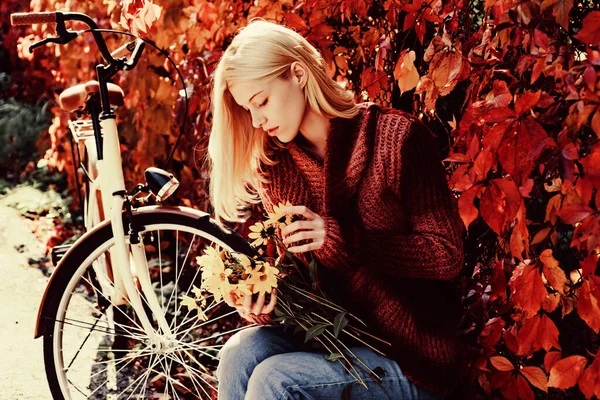 Loira desfrutar de relaxar parque. Buquê de outono. Outono quente. Menina com bicicleta e flores. Mulher bicicleta outono jardim. Lazer ativo e estilo de vida. Outono prazeres simples. Menina passeio de bicicleta para se divertir — Fotografia de Stock