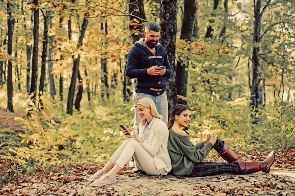 Junge Freunde mit herbstlicher Stimmung. Herbst- und Laubherbstträume. Gemeinsam schöne Wochenendkurse genießen. Menschen im Herbst-Hintergrund. Herbstreisen. — Stockfoto