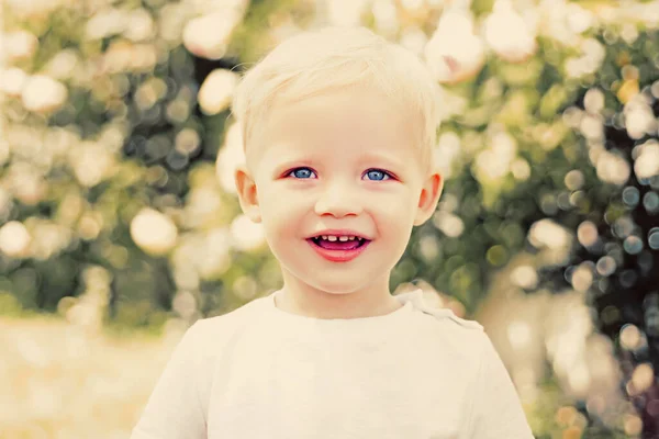 Jongen schattig speels vrolijk kind grappig grimas gezicht. Hij is gelukkig. Fijne dag.. — Stockfoto