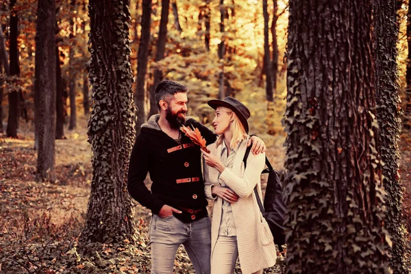 Sorglös ung kvinna med stilig skäggig man i trendig vintage pullover eller tröja. Höstpar på hösten natur bakgrund. Hösten reser. Romantisk och kärlek. — Stockfoto