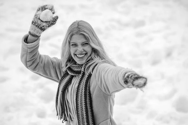 Mädchen in Fäustlingen halten Schneeball. Glückliches junges Mädchen beim Schneeballkampf. Porträt einer glücklichen Frau im Winter. Fröhliches Mädchen im Freien. — Stockfoto