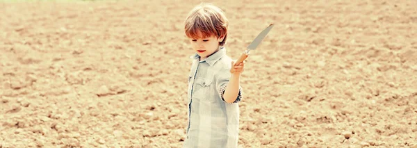 Me gusta pasar tiempo en la granja. La rutina de jardinería de primavera. Juego de niños en el jardín de primavera. Retrato del jardinero infantil que lleva cosechado en la granja . — Foto de Stock