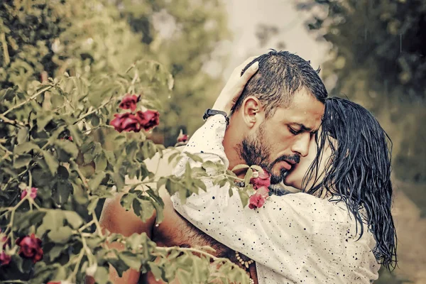 Amor no jardim. Casal apaixonado no jardim abraçando . — Fotografia de Stock