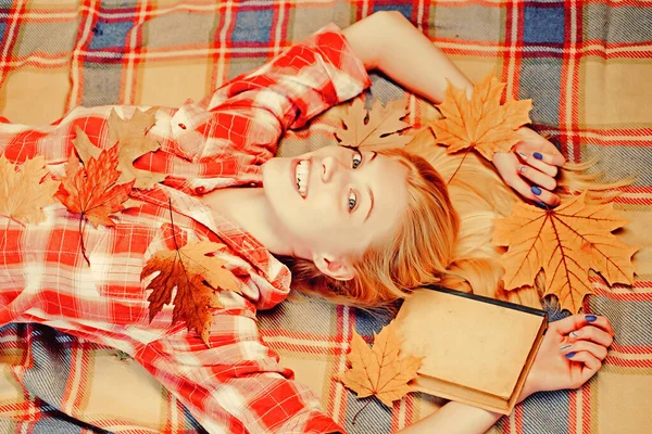 행복 한 젊은 여인은 가을 화창 한 날을 위해 준비하고 있다. 패션 판매를 위한 가을 시간. 위에서 본 풍경. — 스톡 사진