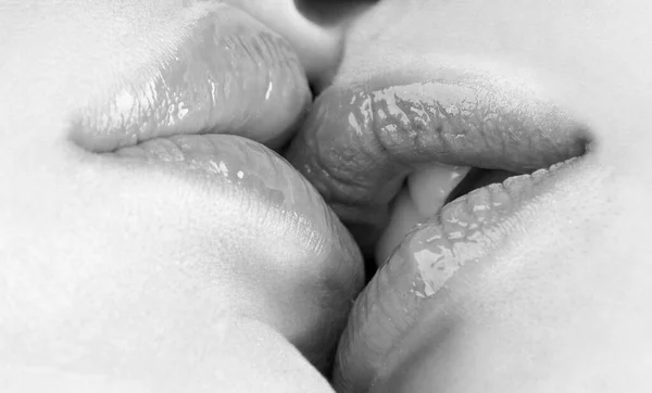 Schoonheidsmeisje gezicht van dichtbij. Sexy mollige lippen zonder make-up. Begrepen, ruimte. Twee mooie sexy lesbiennes verliefd. Passie en sensuele aanraking. Homoseksueel koppel close up. — Stockfoto