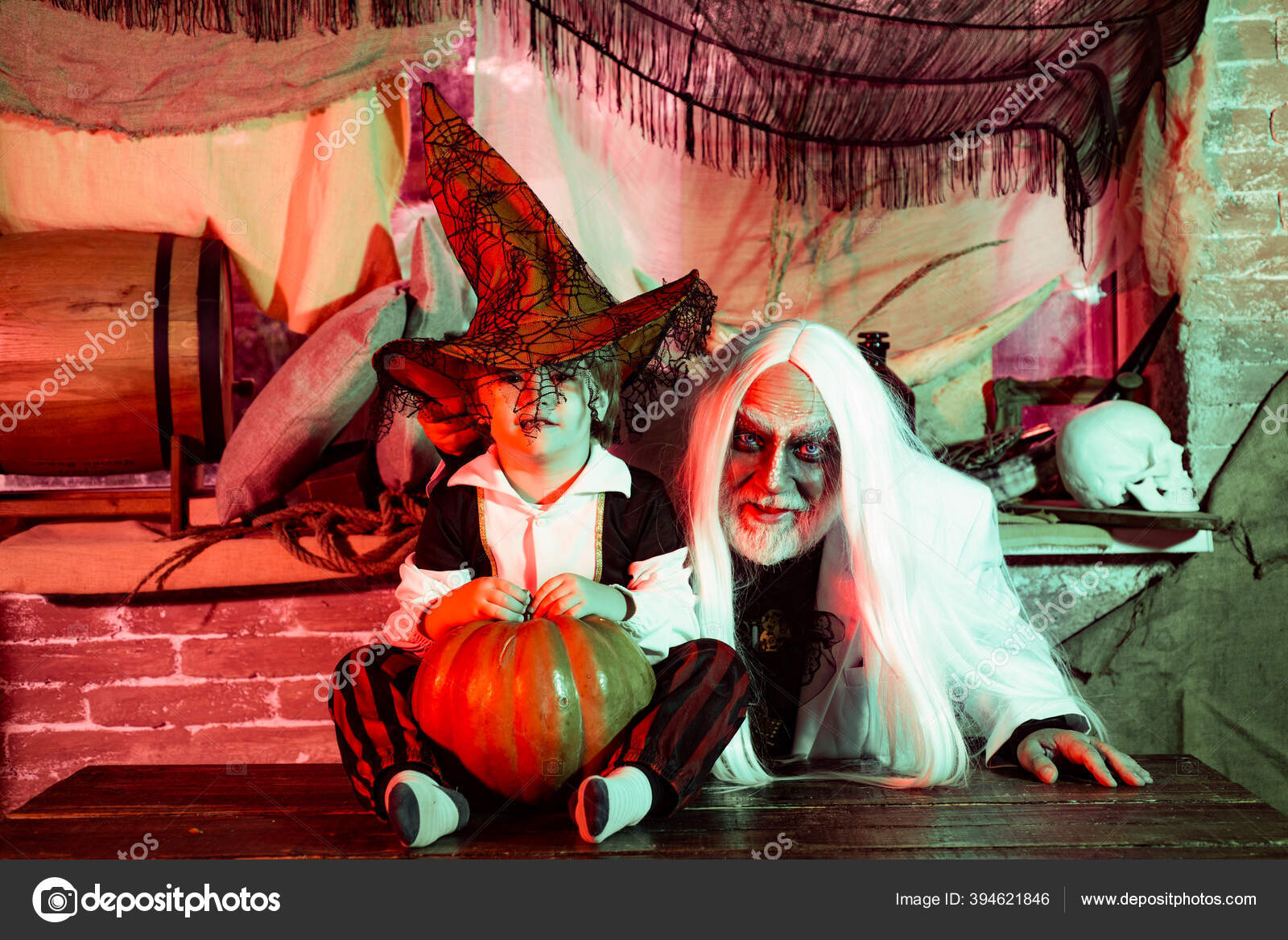 Halloween dekoration. Glada barn i Halloween kostymer och senior djävul med  häxhatt poserar med pumpa över Halloween bakgrund. — Stockfotografi ©  Tverdohlib.com #394621846