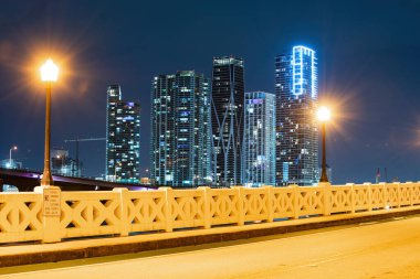 Günbatımından sonra Miami Skyline Panorama. Miami gecesi.