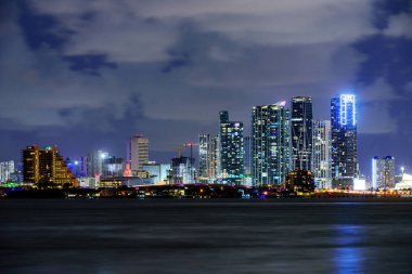 Miami silueti. Miami iş bölgesi, şehrin ışıkları ve yansımaları..