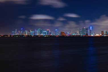 Miami şehir merkezinde. Miami geceleri gökyüzü - panoramik görüntü.