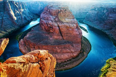Arizona Horseshoe Bend Grand Canyon 'da. Arizona 'daki Colorado Nehri' nde manzaralı Horseshoe Bend Kanyonu. Kanyonda gün batımı.