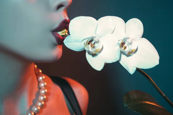 Dişi dudaklar ve orkide. Doğal güzellik dudağı. — Stok fotoğraf