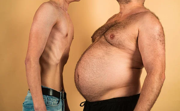 Ожирение и потеря веса. Толстый против тощего. Смешной и смешной толстый и худенький человек. — стоковое фото