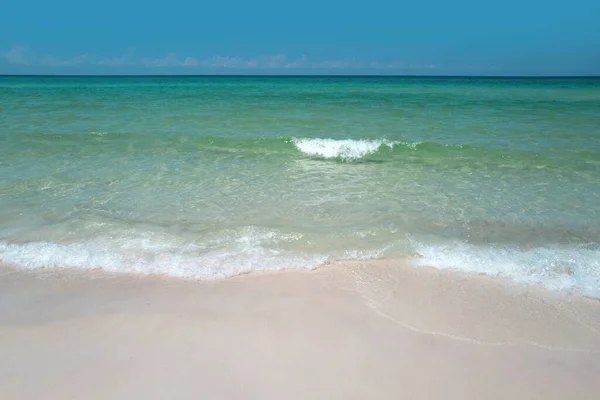 Chmury z błękitnym niebem nad spokojną morską plażą w tropikalnej plaży. Podróże wakacje koncepcja tła. Piękna fala morska i błękitne niebo. — Zdjęcie stockowe