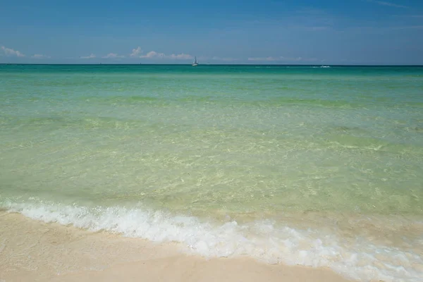 Fondo azul océano. Banner o fondo de pantalla para el diseño del mar azul, textura o patrón del océano, verano . — Foto de Stock