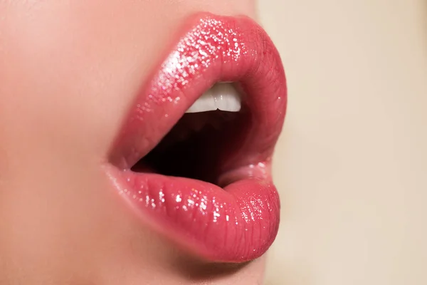 Girls sexual lips. Night flirt, and blowjob. — 图库照片