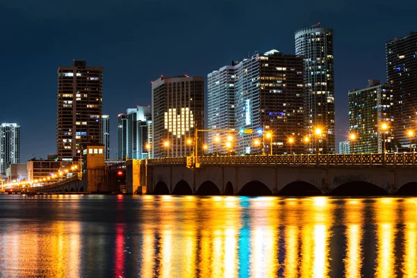 Miami Nacht in der Innenstadt. Miami Skyline Panorama nach Sonnenuntergang. — Stockfoto