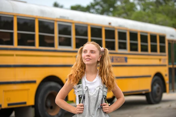 Conceito de escola de menina adolescente. Estudiosos adolescentes no ônibus escolar . — Fotografia de Stock