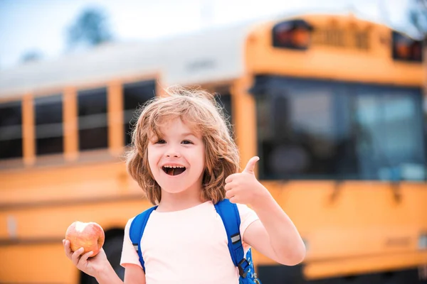 Счастливые школьники в школьном автобусе. Детские пальцы вверх улыбаются и счастливы. Возвращение в школу и счастливое время. — стоковое фото