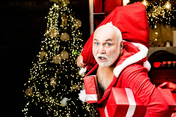 Navidad criminal. Saludo de Navidad y Año Nuevo desde la estación de policía. Peligroso ladrón vestido con traje de Santa . —  Fotos de Stock