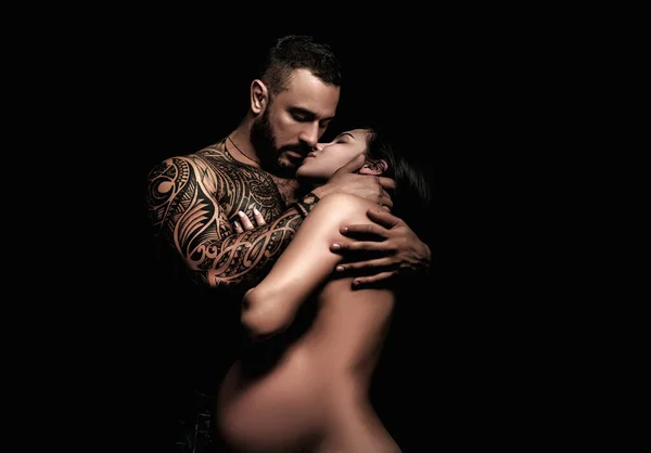 Un bacio di coppia sensuale. Ti voglio bene. Coppia innamorata. Romantico e amore. Rapporto intimo e rapporti sessuali. Una donna incinta. Baci bocca da primo piano. Passione e tocco sensuale. — Foto Stock