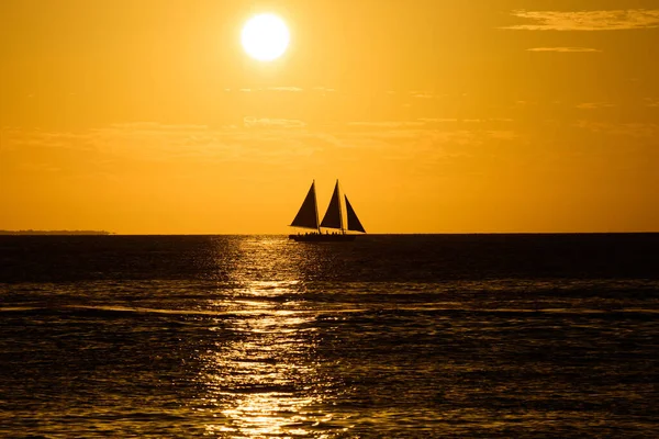 Güzel bir gün batımı ve okyanus arka planıyla denize açılmak..