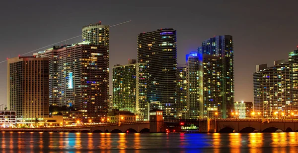 Miami-Nacht. Skyline der Innenstadt von Miami in der Abenddämmerung, Florida. — Stockfoto