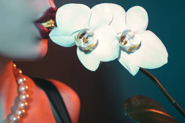 Lèvres féminines et orchidée. Lèvres beauté naturelle. — Photo