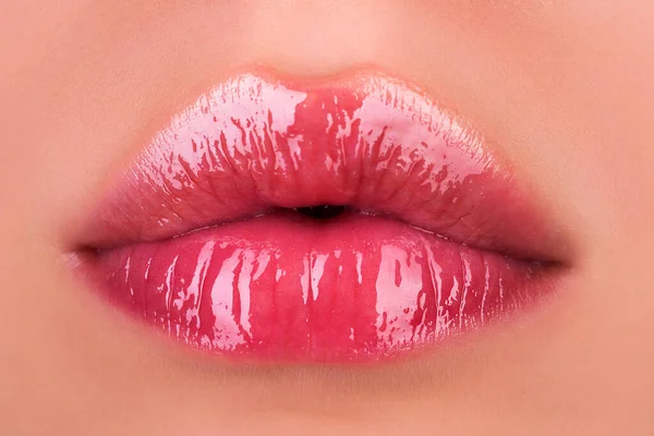 Pembe rujlu seksi kadın dudakları. Şehvetli kadınlar ağızlarını açar. Parlak rujlu kırmızı dudak. Genç bir kadının baştan çıkarıcı dudakları.. — Stok fotoğraf