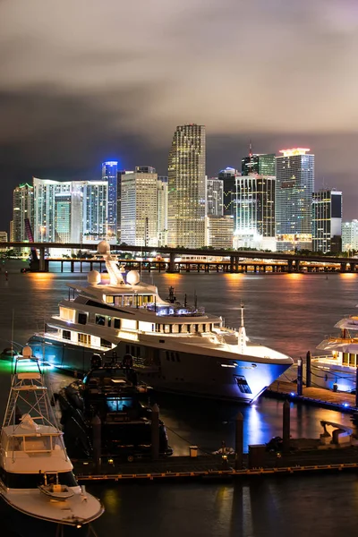 Miami Florida bei Sonnenuntergang, Skyline beleuchteter Gebäude und Macarthur Causeway Bridge. — Stockfoto