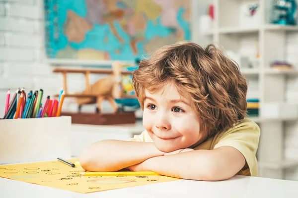 Comienzo de las lecciones. El chico está aprendiendo en clase en el fondo de la pizarra. Día del maestro. Niño talentoso . — Foto de Stock