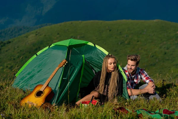 Pareja enamorada en el campamento al aire libre. Amor, gente, concepto de felicidad y estilo de vida . — Foto de Stock