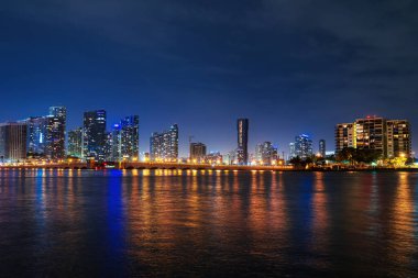 Miami silueti. Miami ufuk çizgisinin ve sahil şeridinin panoramik görüntüsü.