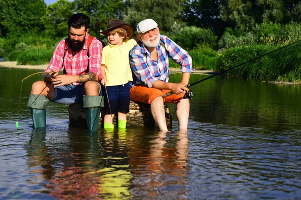 Nonno, padre e figlio pescano a mosca sul fiume. L'uomo in epoche diverse. — Foto Stock