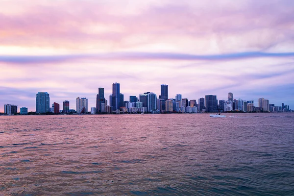 Skyline von Miami. Blick auf Miami bei Sonnenuntergang, Nacht in der Innenstadt. — Stockfoto