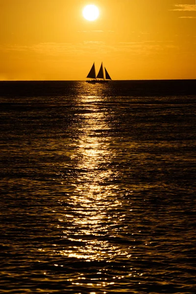 Boat on the sea at sunset. Sailboats with blue sails at sunset. — Stock Photo, Image