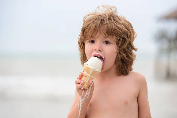 Ao ar livre closeup retrato de criança bonito comer sorvete no verão tempo quente . — Fotografia de Stock