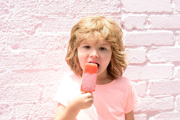 Τα παιδιά τρώνε ροζ παγωτό. Παγόβουνο που τρώει παιδιά. — Φωτογραφία Αρχείου