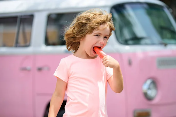 Caucasian kid eats ice cream, close up portrait. — Stock Photo, Image