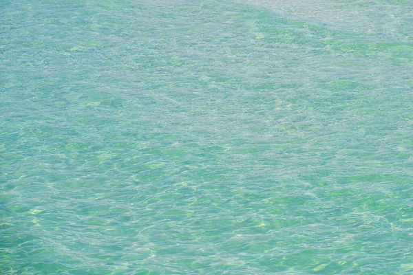Praia bonita com água do mar azul. Textura ou padrão do mar, fundo de verão . — Fotografia de Stock