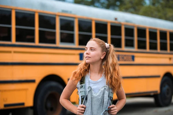 Schulkinder. Zurück zur Schule. Teenager Mädchen Schulkonzept. — Stockfoto