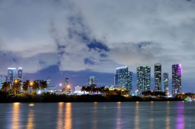 Miami gecesi. Güzel Miami Florida gökyüzü gün batımında.