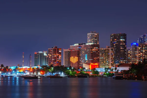 Miami kväll. Miami skyskrapor på natten, södra stranden. — Stockfoto