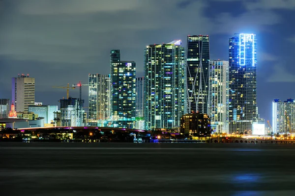 Miami éjszaka a belvárosban. Miami üzleti negyed, a város fényei és tükröződései. — Stock Fotó
