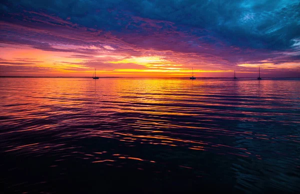 Schöner tropischer Sonnenaufgang am Strand. — Stockfoto