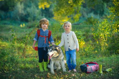 Oğlan ve kız kardeş evden uzaklaşıyorlar..